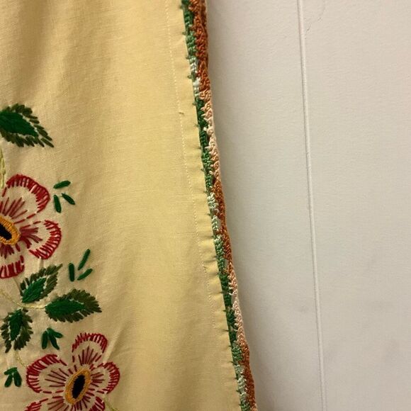 Vintage Hand Embroidered Flowers and Crocheted Trim Table Runner Table Cloth - Picture 7 of 10
